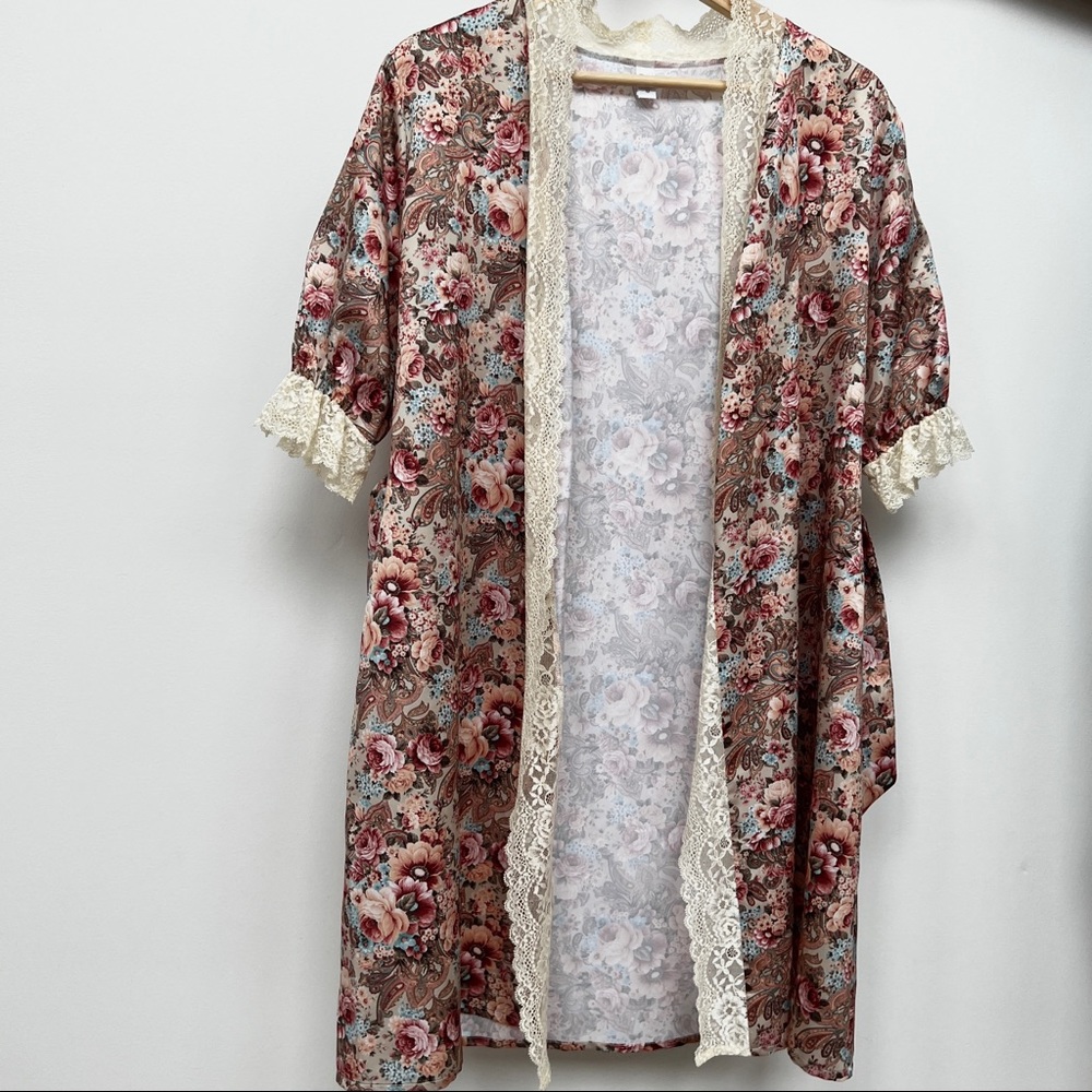 Vintage look morning robe flower pattern with lace